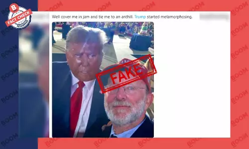 နောက်ပြောင်ဖြန့်ဝေထားတဲ့ ဒေါ်နယ်ထရမ့်ရဲ့ မျက်နှာ ဖောရောင်နေတဲ့ ဓါတ်ပုံ နောက်ပြောင်ဖြန့်ဝေထားတဲ့ ဒေါ်နယ်ထရမ့်ရဲ့ မျက်နှာ ဖောရောင်နေတဲ့ ဓါတ်ပုံ